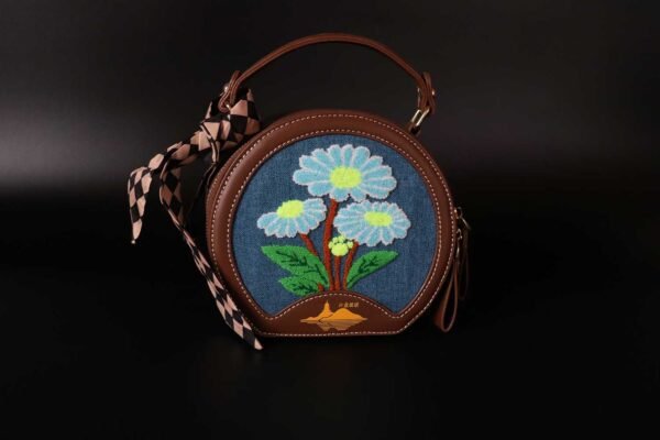 Oriental Artistic Gems:The Embroidered Leather Collection - 图片 3