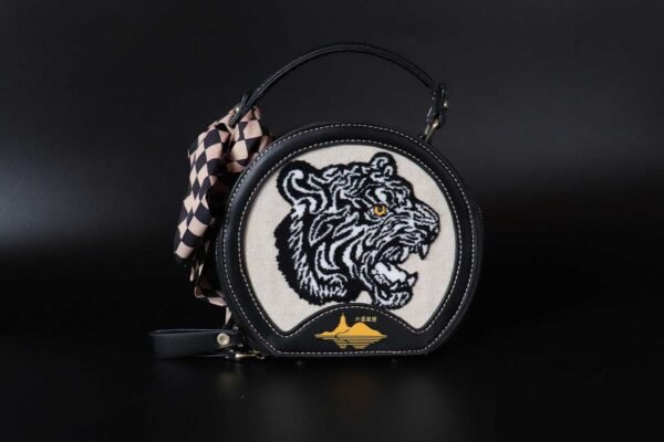 Oriental Artistic Gems:The Embroidered Leather Collection - 图片 4